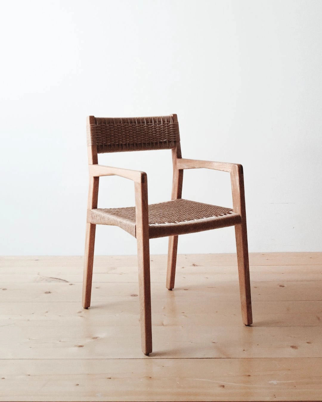 Silla C | Descanzabrazos Respaldo Tejido